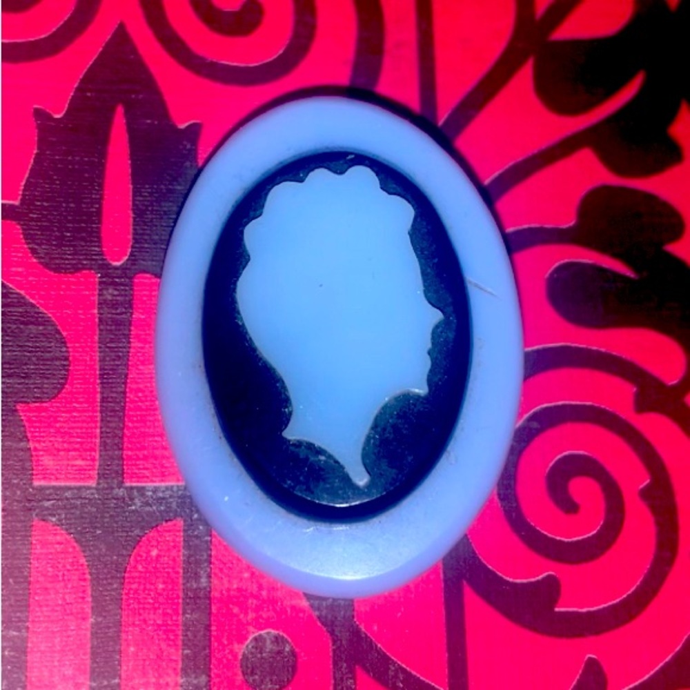 Vintage Cameo Brooch.